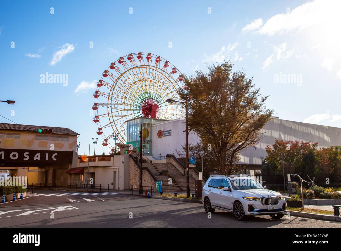 Museo per bambini Anpanman e centro commerciale a Kobe, prefettura di Hyogo, con la grande ruota panoramica del mosaico. Foto Stock