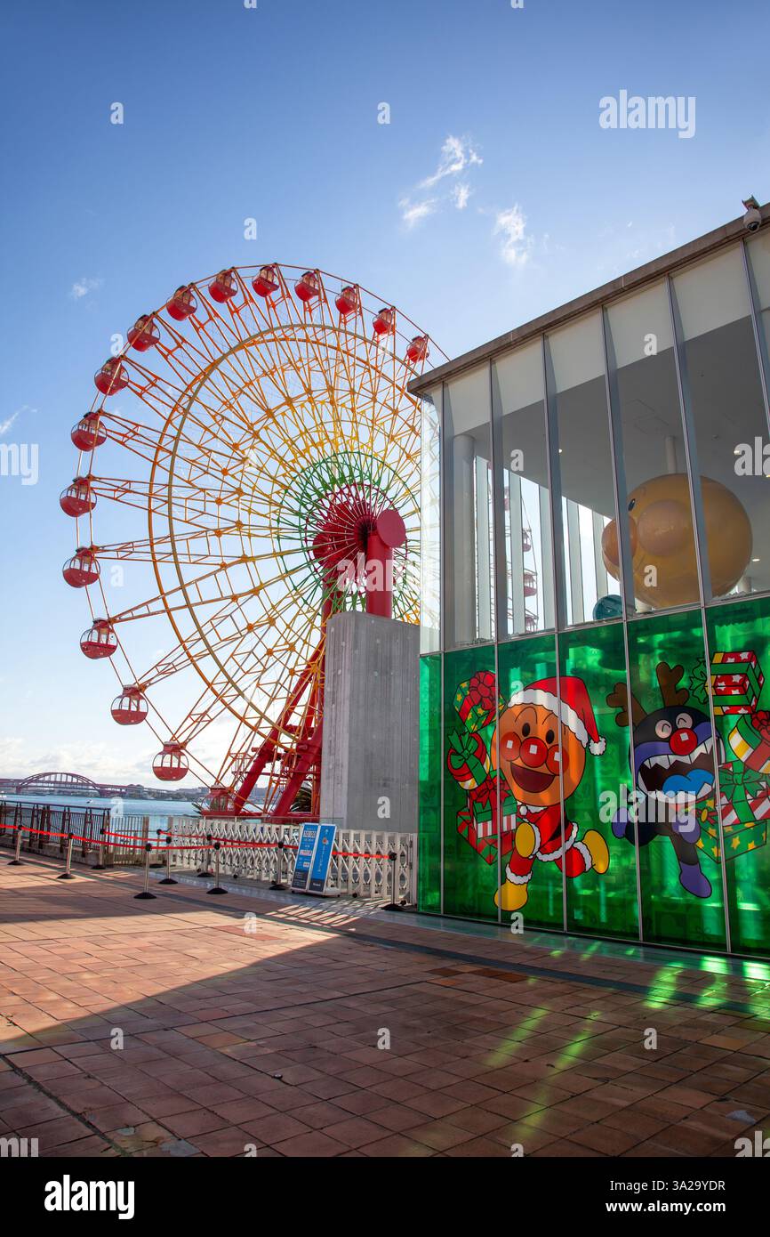 Museo per bambini Anpanman e centro commerciale a Kobe, prefettura di Hyogo, con la grande ruota panoramica del mosaico. Foto Stock