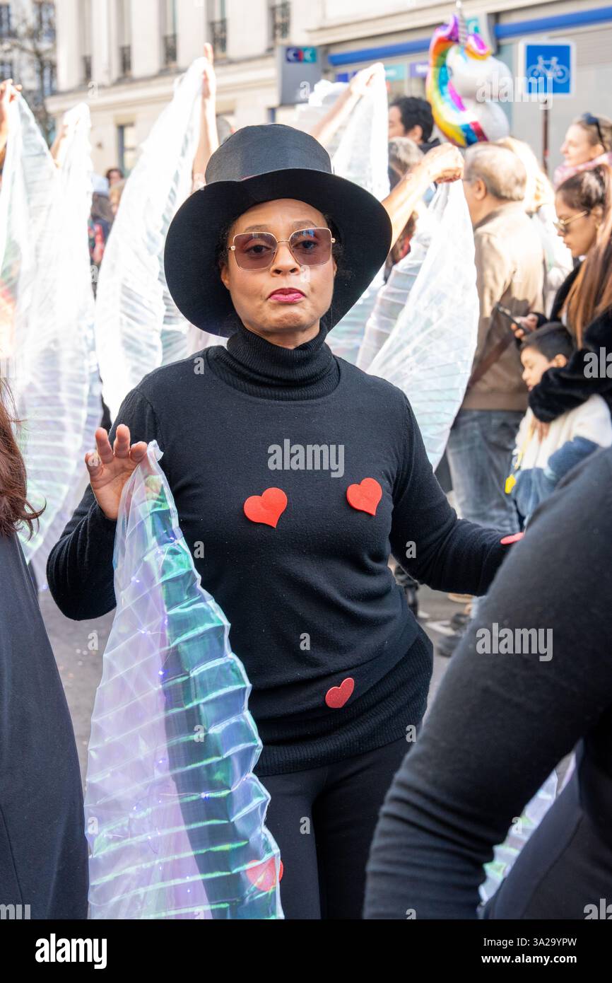 Espressioni vivaci e costumi creativi brillano al Paris Carnival 2025 con partecipanti gioiosi che mostrano stili unici lungo strade colorate Foto Stock