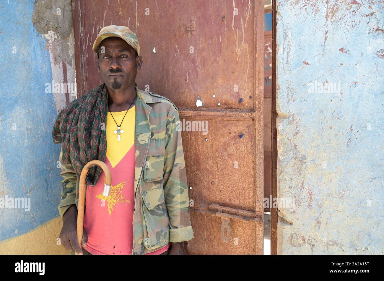 ETIOPIA, Distretto Yechila, villaggio SHEWEATE HUGUM, distrutto scuola durante la guerra Tigra 2020-2022 tra le forze alleate al governo federale etiope e l'Eritrea e il fronte di Liberazione del popolo Tigray TPLF, combattente TPLF / Äthiopien, Tigray, Folgen des Tigray Krieges 2020-2022, Distrikt Yechila, Dorf SHEWEATE HUGUM, zerstörte Schule, Gerse Tadese, Tigrayischer Kämpfer der TPLF, 51 Jahre alt, Sein Sohn ist im Krieg gefallen mit 22 Jahren, Gewehr Einschüsse Foto Stock