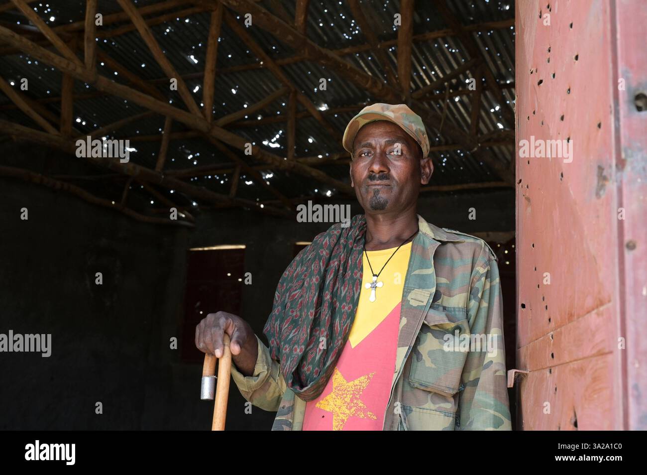 ETIOPIA, Distretto Yechila, villaggio SHEWEATE HUGUM, distrutto scuola durante la guerra Tigra 2020-2022 tra le forze alleate al governo federale etiope e l'Eritrea e il fronte di Liberazione del popolo Tigray TPLF, combattente TPLF / Äthiopien, Tigray, Folgen des Tigray Krieges 2020-2022, Distrikt Yechila, Dorf SHEWEATE HUGUM, zerstörte Schule, Gerse Tadese, Tigrayischer Kämpfer der TPLF, 51 Jahre alt, Sein Sohn ist im Krieg gefallen mit 22 Jahren, Gewehr Einschüsse Foto Stock
