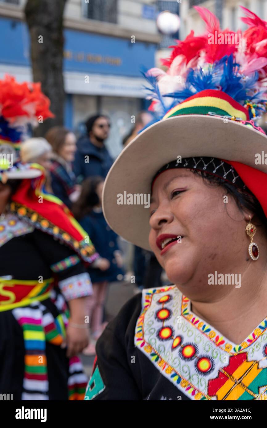 Festeggiamenti vivaci al Paris Carnival 2025 con costumi colorati e partecipanti gioiosi in un'atmosfera vivace da festival di strada Foto Stock