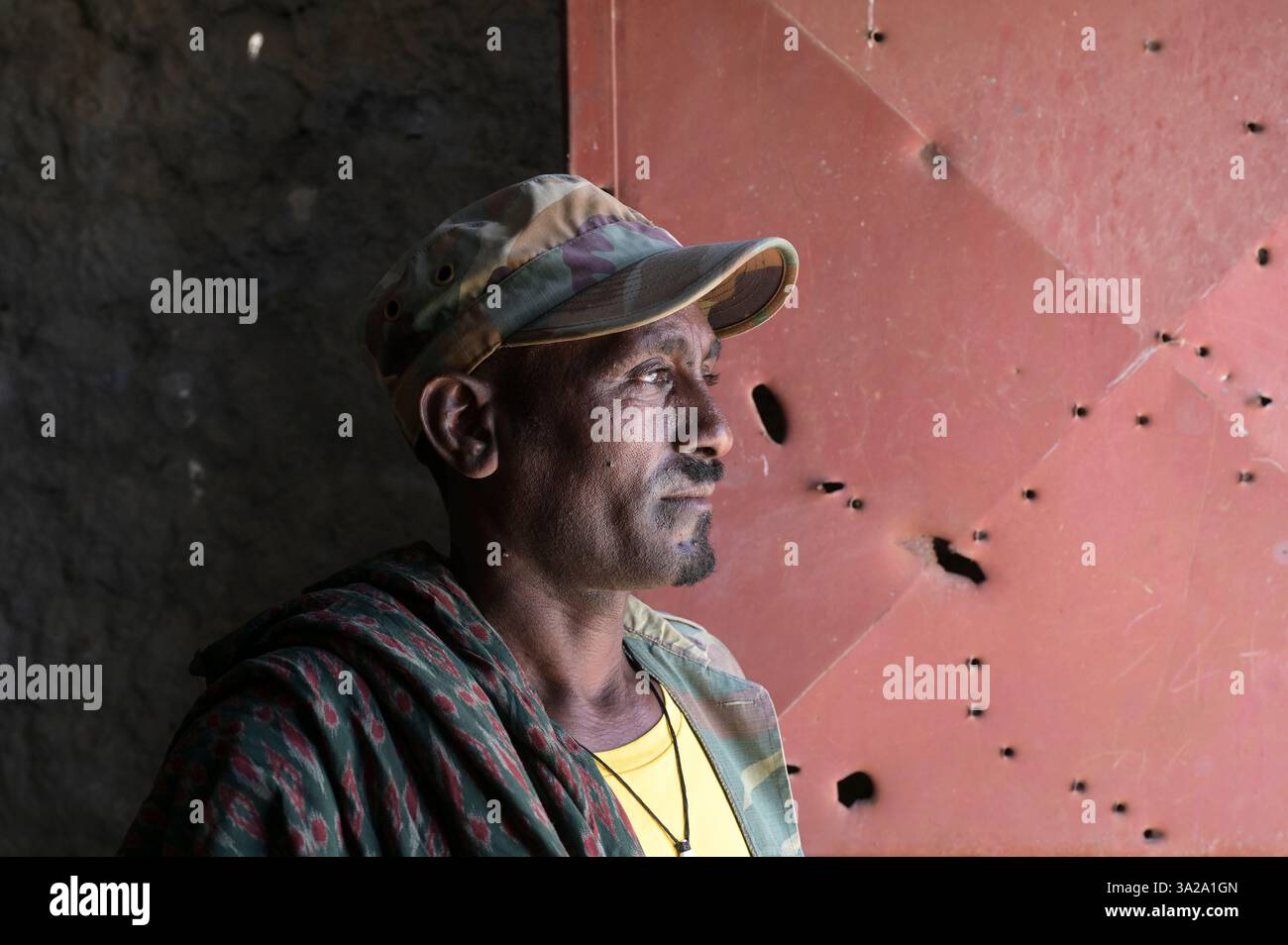 ETIOPIA, Distretto Yechila, villaggio SHEWEATE HUGUM, distrutto scuola durante la guerra Tigra 2020-2022 tra le forze alleate al governo federale etiope e l'Eritrea e il fronte di Liberazione del popolo Tigray TPLF, combattente TPLF / Äthiopien, Tigray, Folgen des Tigray Krieges 2020-2022, Distrikt Yechila, Dorf SHEWEATE HUGUM, zerstörte Schule, Gerse Tadese, Tigrayischer Kämpfer der TPLF, 51 Jahre alt, Sein Sohn ist im Krieg gefallen mit 22 Jahren, Gewehr Einschüsse Foto Stock