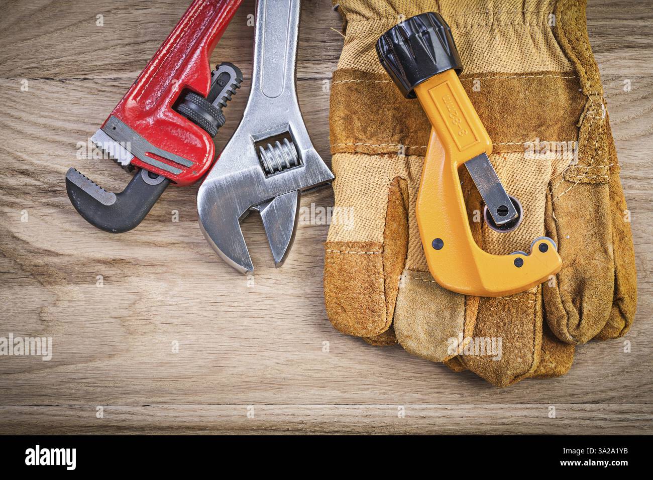 Guanti antinfortunistici chiave regolabile chiave chiave chiave chiave chiave chiave per tubi su tubature in legno Foto Stock