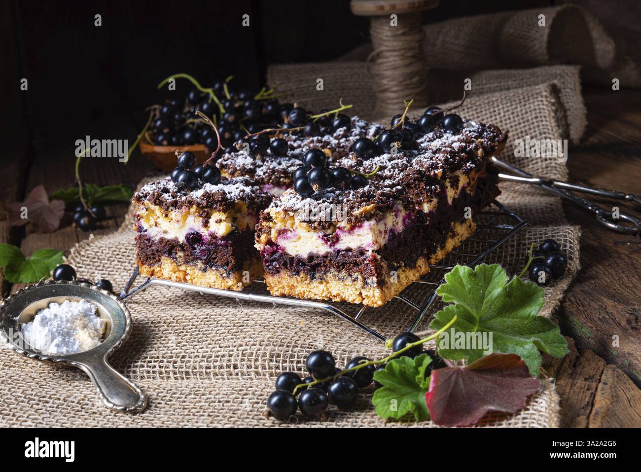Lucidare la torta di stagno con frutta e pieghe Foto Stock