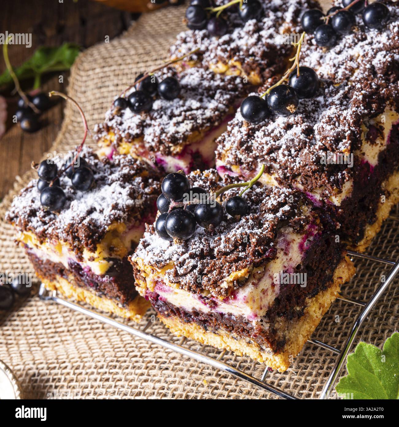 Lucidare la torta di stagno con frutta e pieghe Foto Stock
