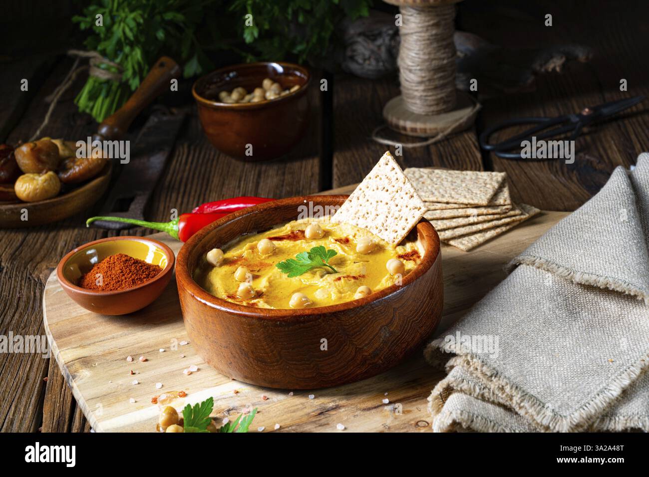 Deliziosa pasta di hummus con limone e peperoncino Foto Stock