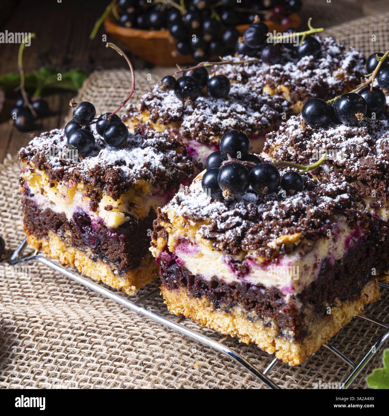 Lucidare la torta di stagno con frutta e pieghe Foto Stock
