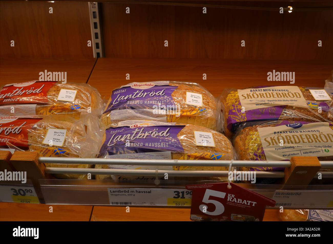 All'interno di un negozio di alimentari svedese chiamato ICA. Famoso supermercato. Scaffali con pane. Foto Stock