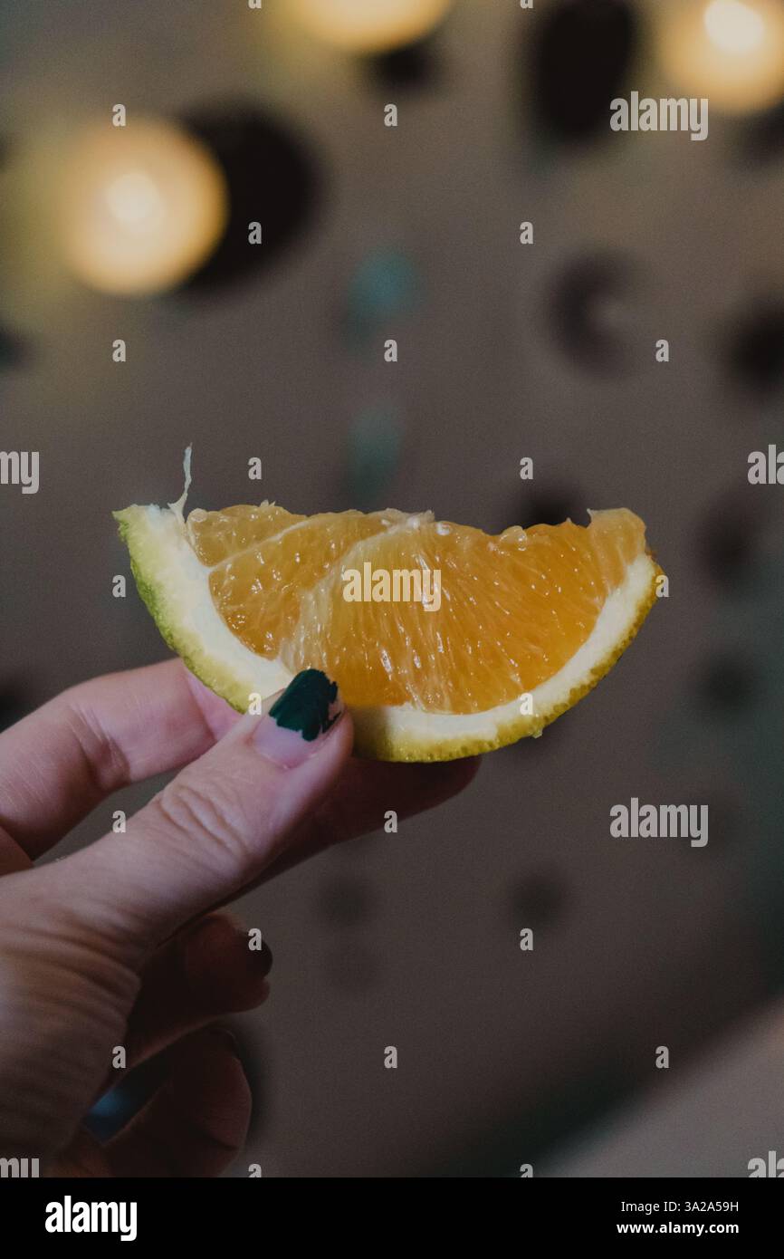 Primo piano della sezione arancione che tiene la mano Foto Stock