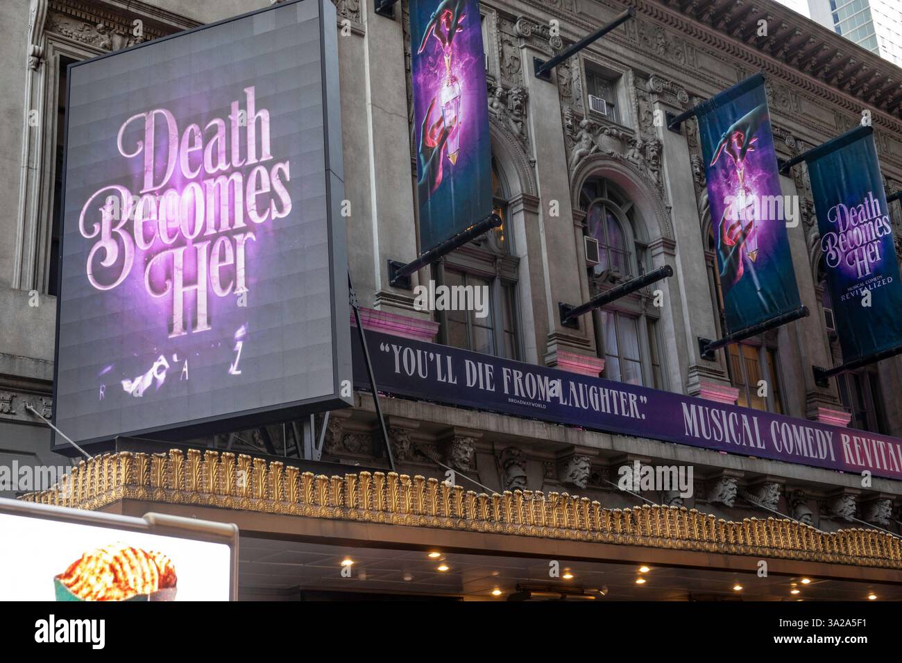 Death Becomes Her è presente al Lunt-Fontanne Theatre di Times Square, New York City, USA 2025 Foto Stock