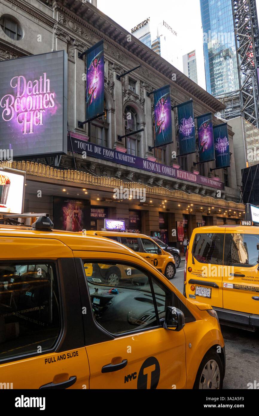 Death Becomes Her è presente al Lunt-Fontanne Theatre di Times Square, New York City, USA 2025 Foto Stock