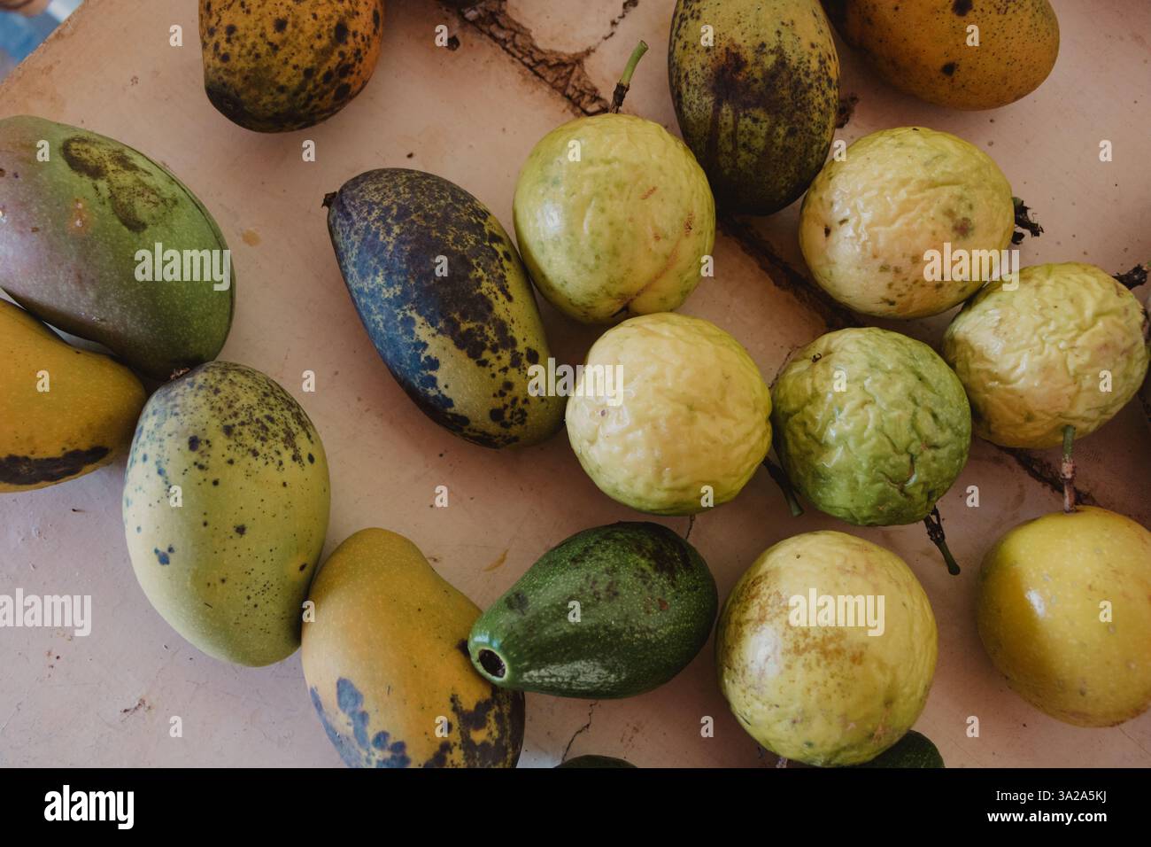 Varietà di frutta tropicale su un tavolo Foto Stock