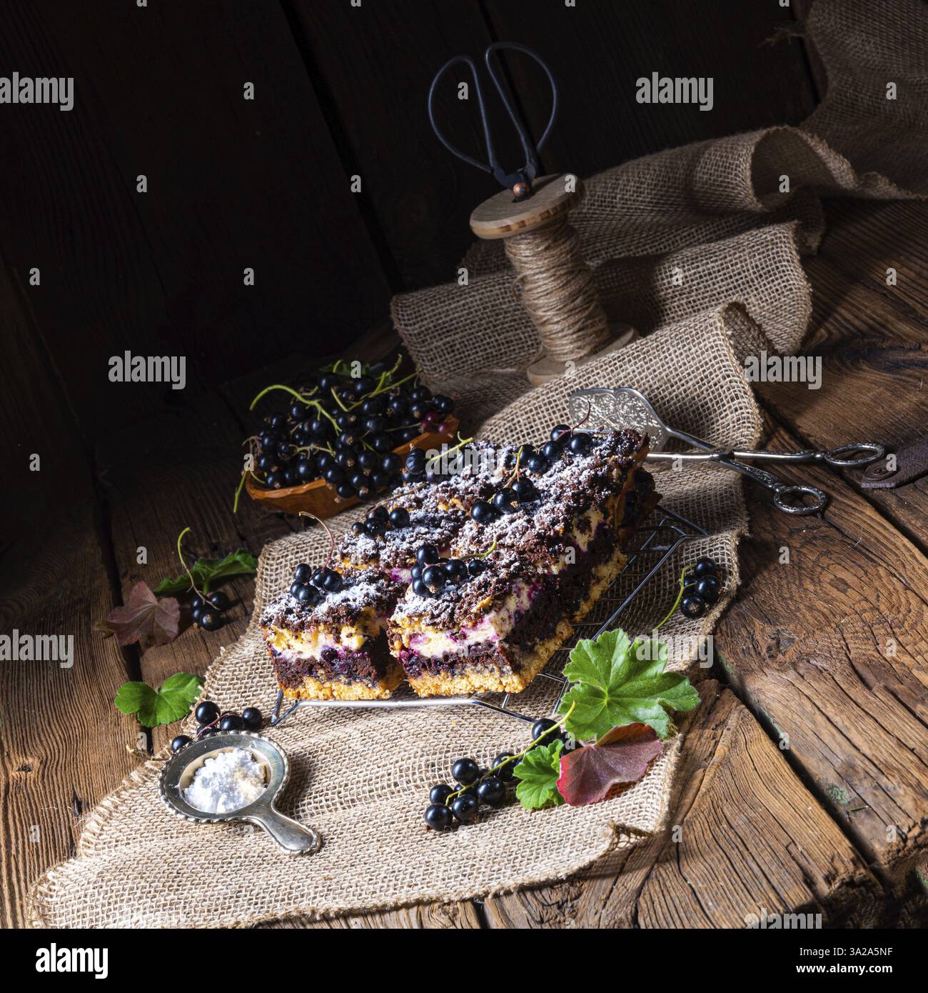 Lucidare la torta di stagno con frutta e pieghe Foto Stock