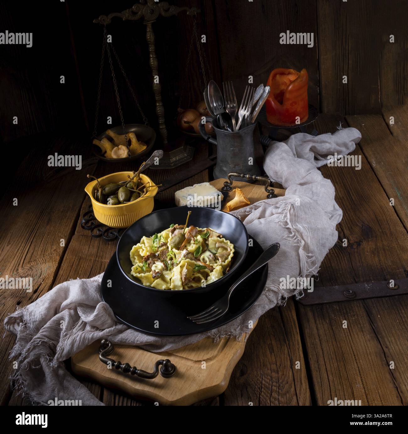 Reginette in salsa cremosa con ceramiche e capperi freschi Foto Stock