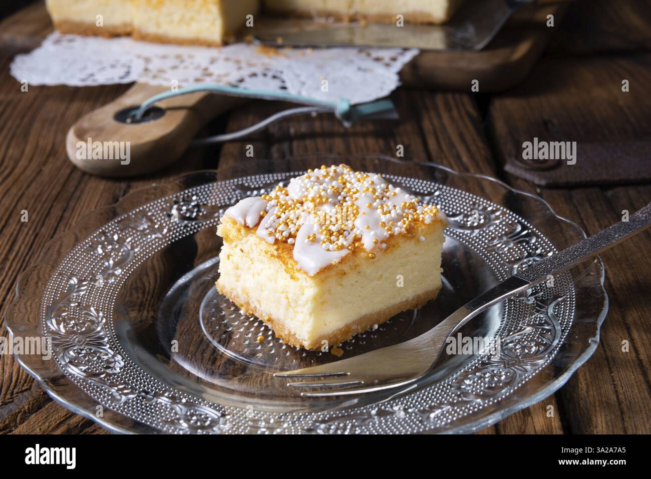 Succulenta cheesecake di stagno con briciole Foto Stock