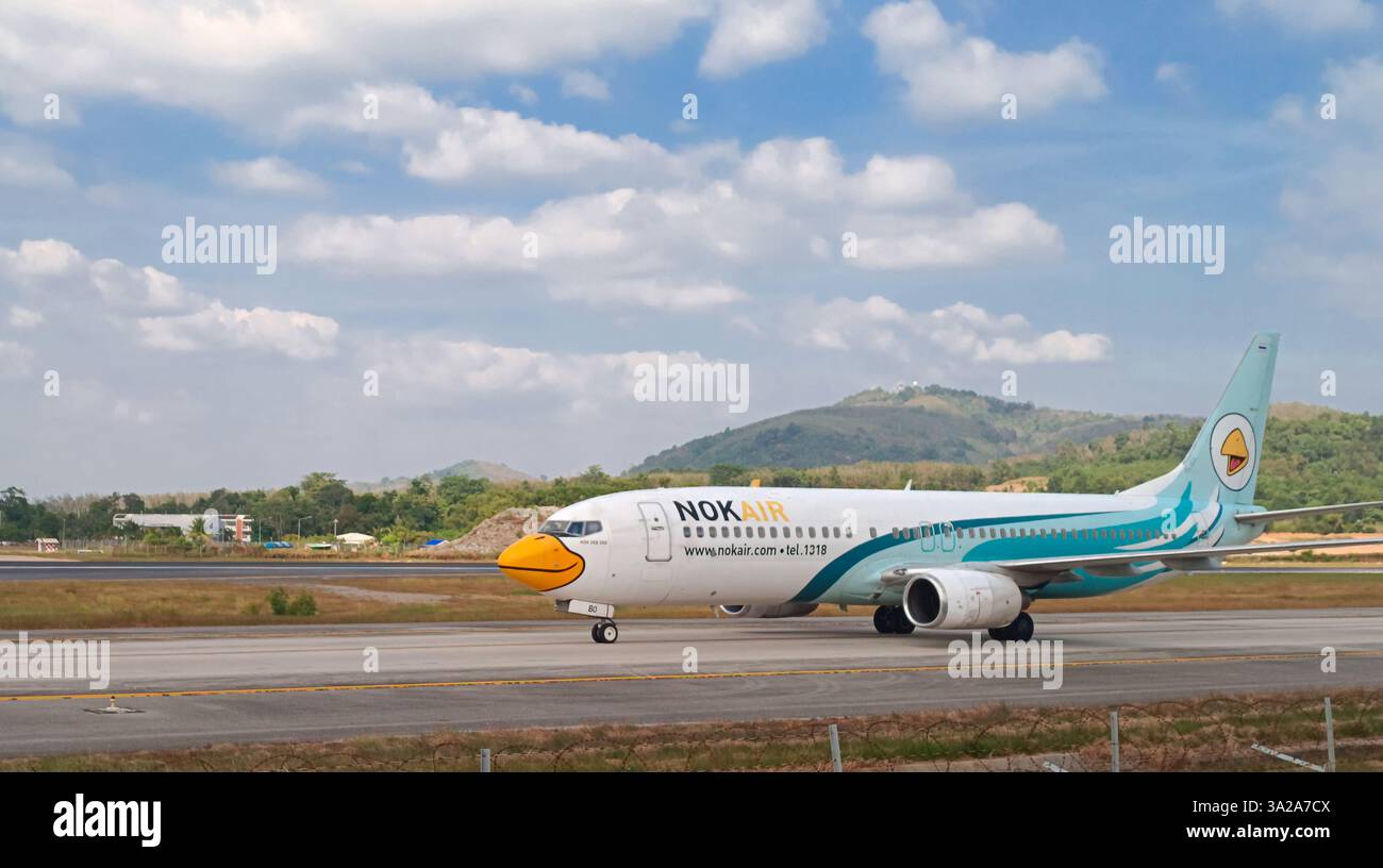 PHUKET, THAILANDIA, 14 GENNAIO 2025 volo commerciale NOK Airlines diretto al parcheggio dopo l'atterraggio nella famosa isola turistica di Phuket a Thaila Foto Stock