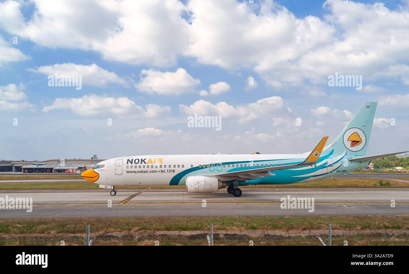 PHUKET, THAILANDIA, 14 GENNAIO 2025 volo commerciale NOK Airlines diretto al parcheggio dopo l'atterraggio nella famosa isola turistica di Phuket a Thaila Foto Stock