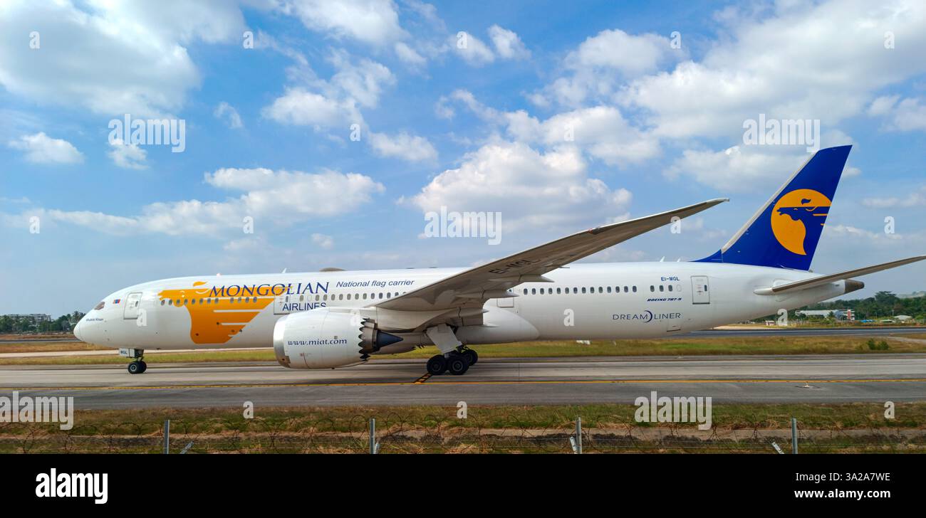 PHUKET, THAILANDIA, 14 GENNAIO 2025 volo commerciale Mongolian Airlines diretto al parcheggio dopo l'atterraggio nella famosa isola turistica di Phuket Foto Stock
