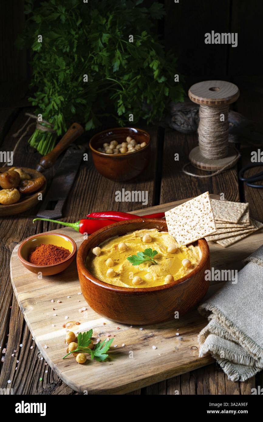 Deliziosa pasta di hummus con limone e peperoncino Foto Stock