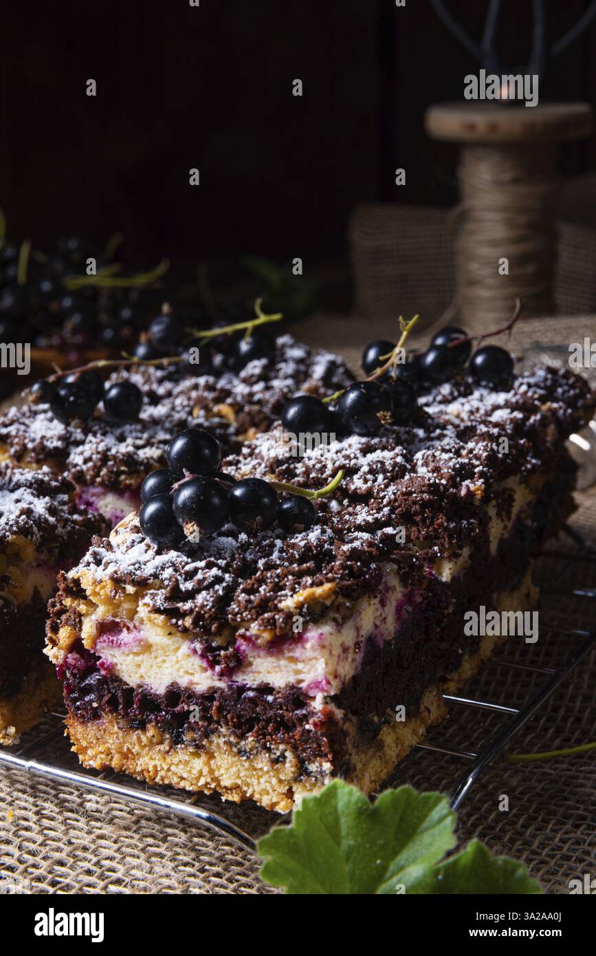 Lucidare la torta di stagno con frutta e pieghe Foto Stock