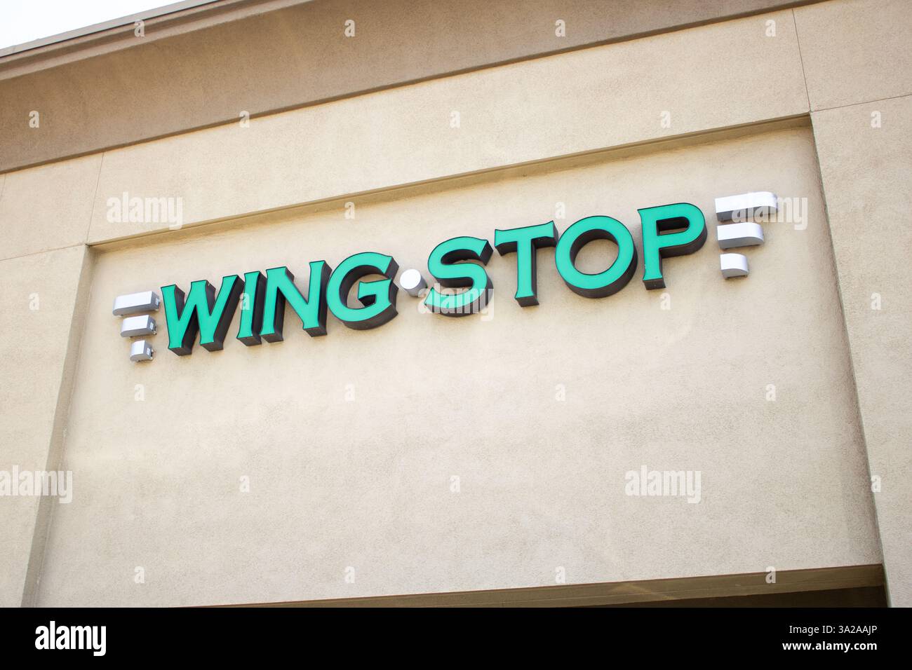 Irvine, California, Stati Uniti - 04-22-2019: Vista su un cartello con il negozio per il ristorante dell'ala di pollo noto come Wing Stop. Foto Stock
