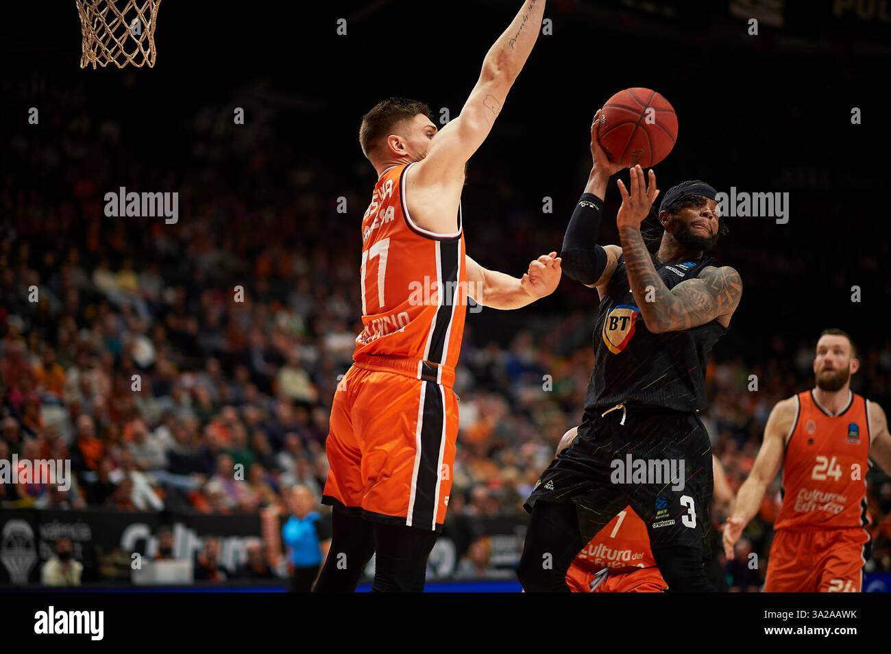 Nate Sestina di Valencia basket (L) e Zavier Simpson di U-BT Cluj Napoca a Pabellon Fuente de San Luis, (Valencia ). (Foto di Vicente Vidal Fernandez/Sipa USA) credito: SIPA USA/Alamy Live News Foto Stock