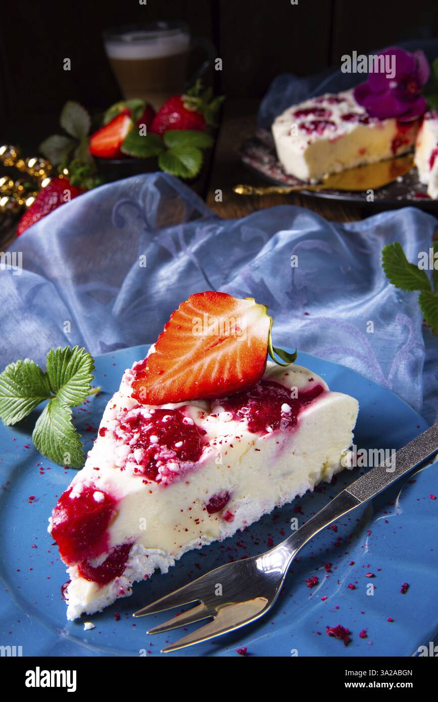 Una cheesecake bellissima e deliziosa, senza cottura, con fragole Foto Stock