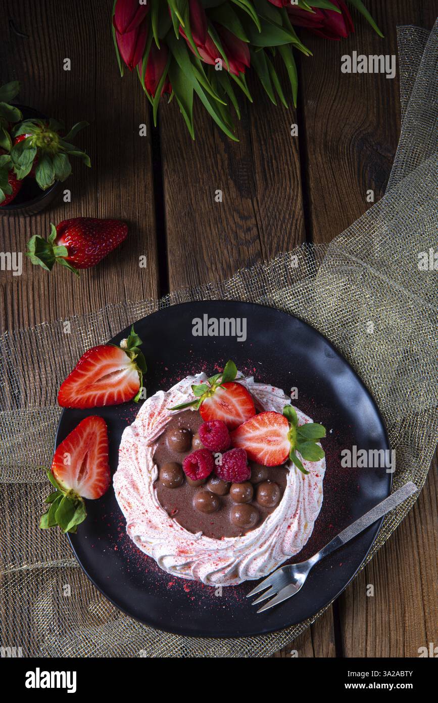 Pavlova leggera con frutta fresca e cioccolato Foto Stock