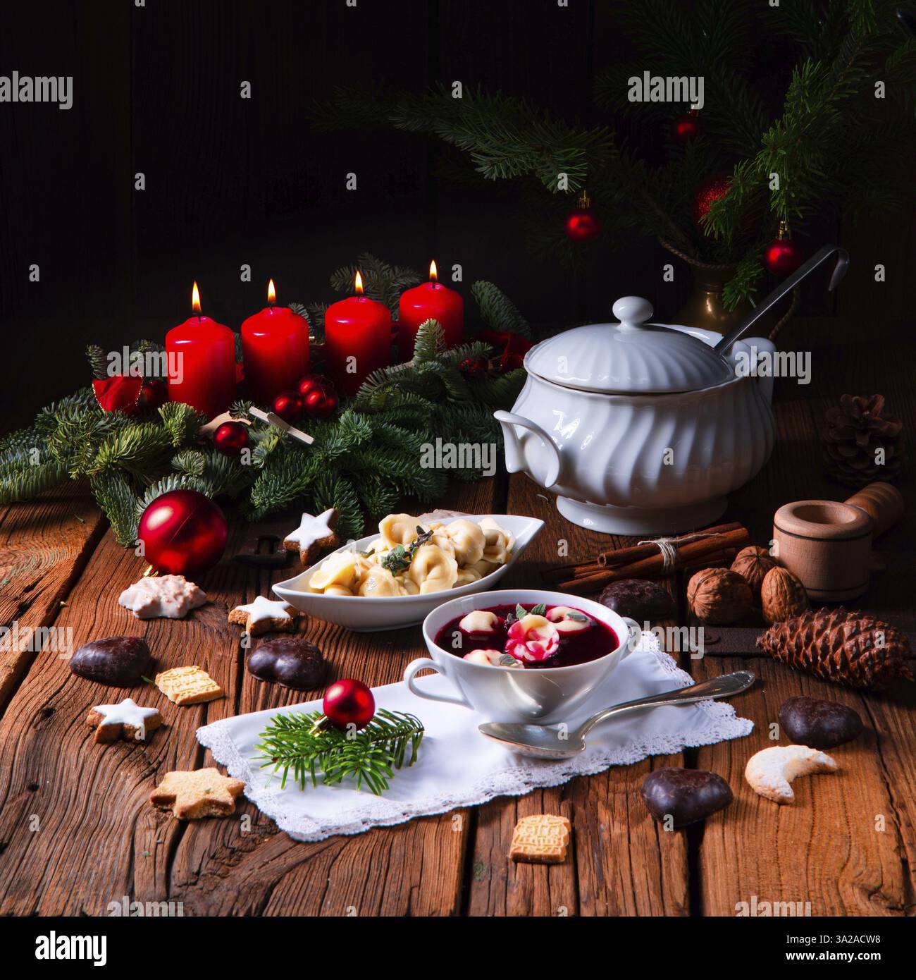 Borscht tradizionale polacco della vigilia di Natale con gnocchi Foto Stock