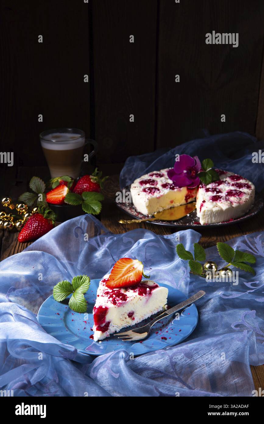 Una cheesecake bellissima e deliziosa, senza cottura, con fragole Foto Stock