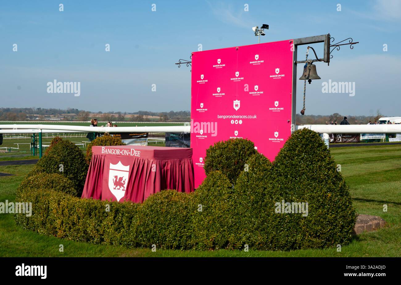 Area di presentazione all'ippodromo di Bangor-on-Dee. Crediti JTW equine Images / Alamy Foto Stock