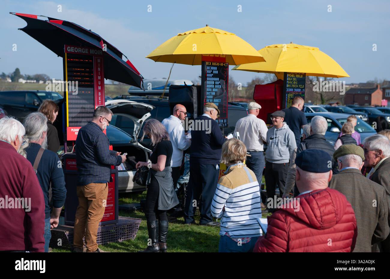 Le bacheche di scommesse all'ippodromo di Bangor-on-Dee. Crediti JTW equine Images / Alamy Foto Stock