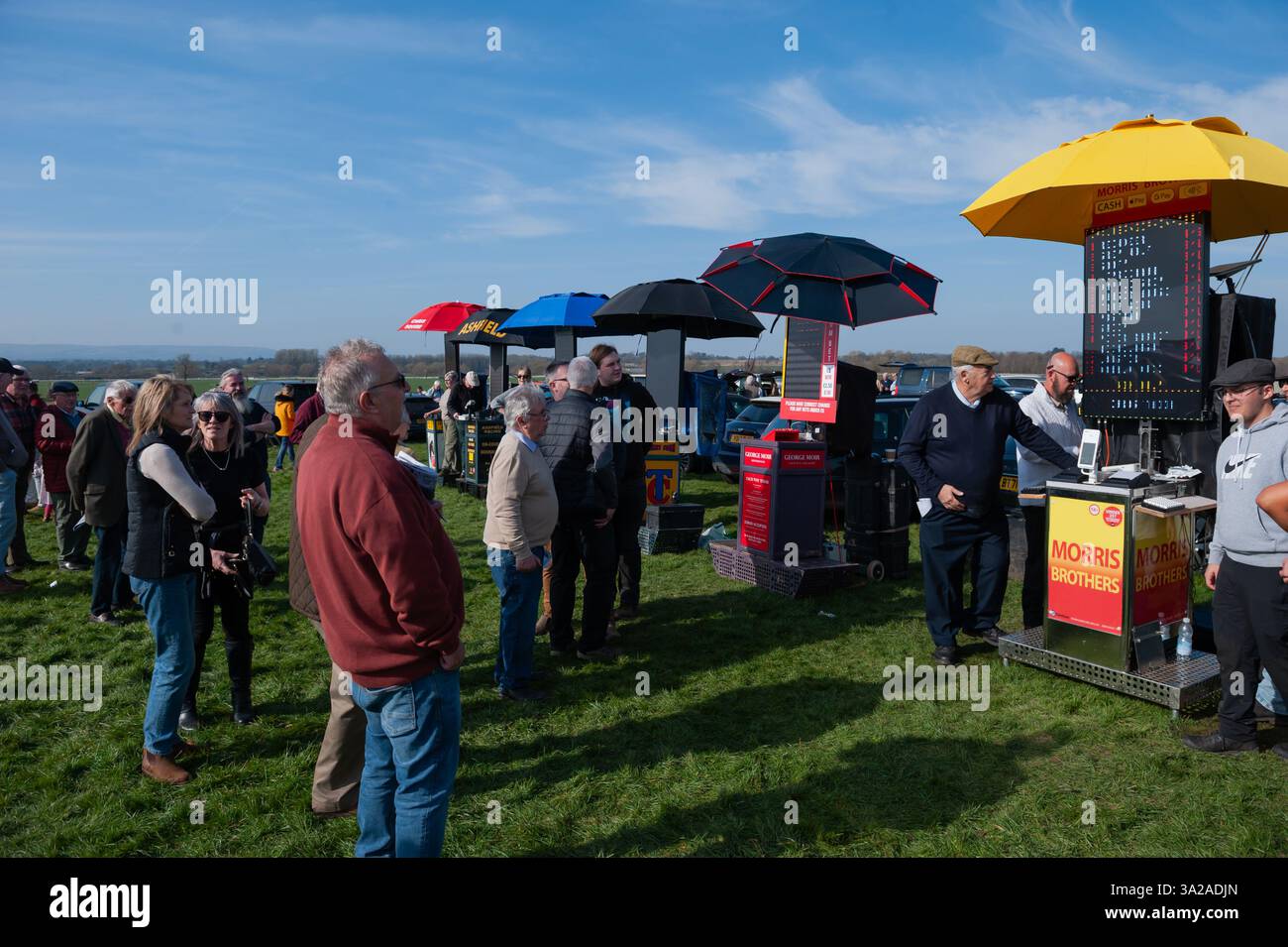 Le bacheche di scommesse all'ippodromo di Bangor-on-Dee. Crediti JTW equine Images / Alamy Foto Stock