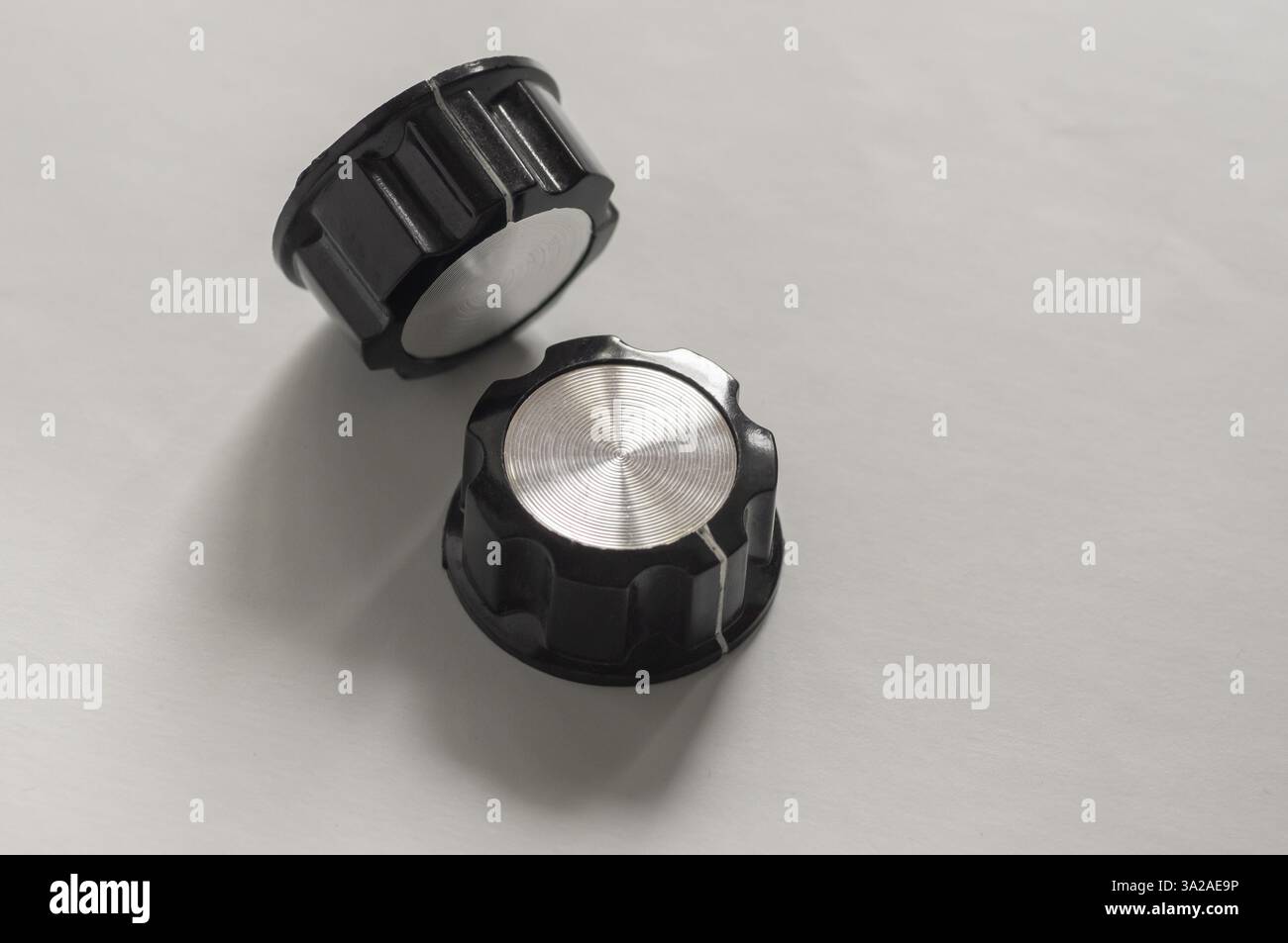 Manopole di comando. Immagine del concetto di progettazione dell'interfaccia utente. Variazioni delle manopole rotanti su sfondo bianco neutro. Foto Stock
