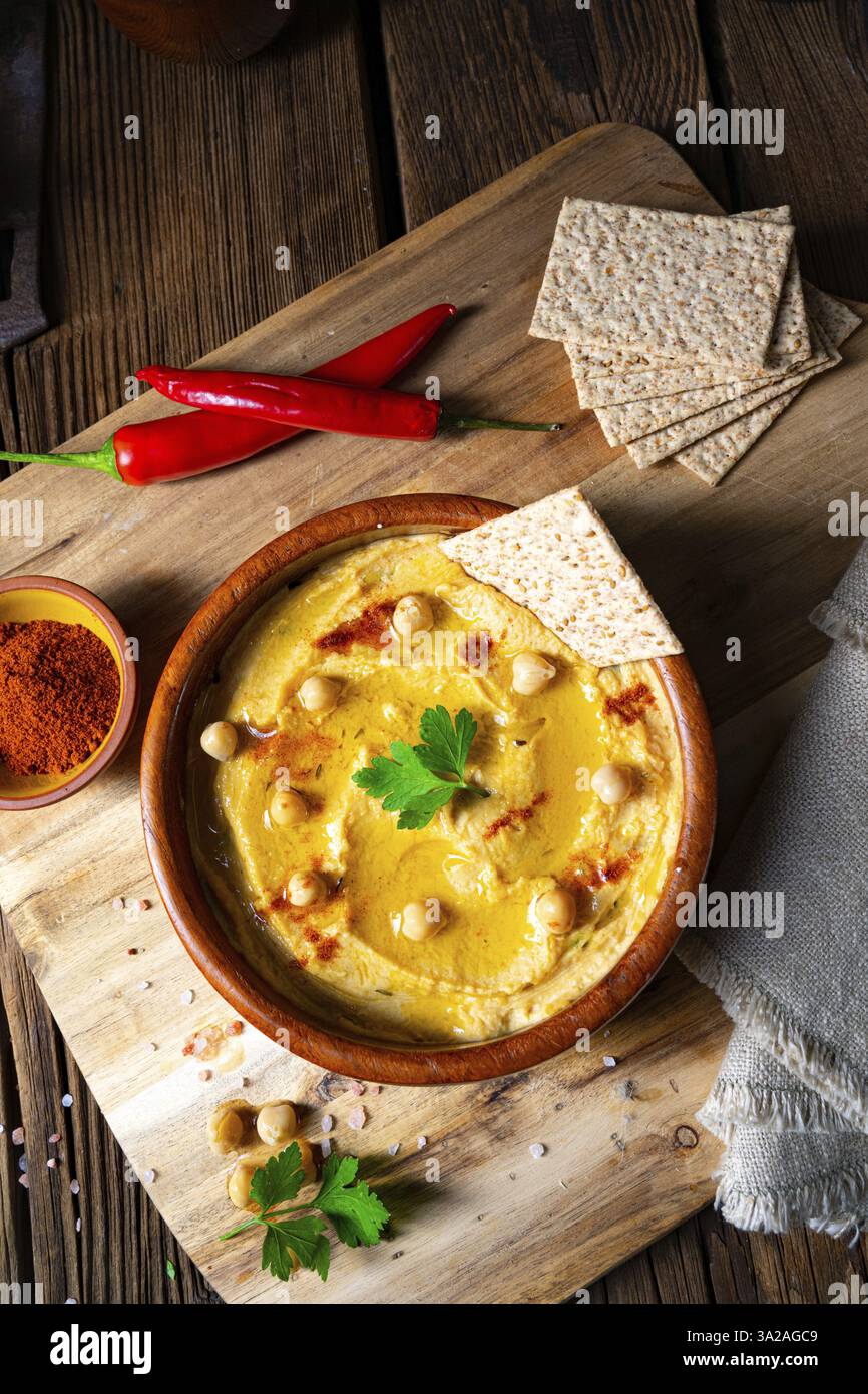 Deliziosa pasta di hummus con limone e peperoncino Foto Stock