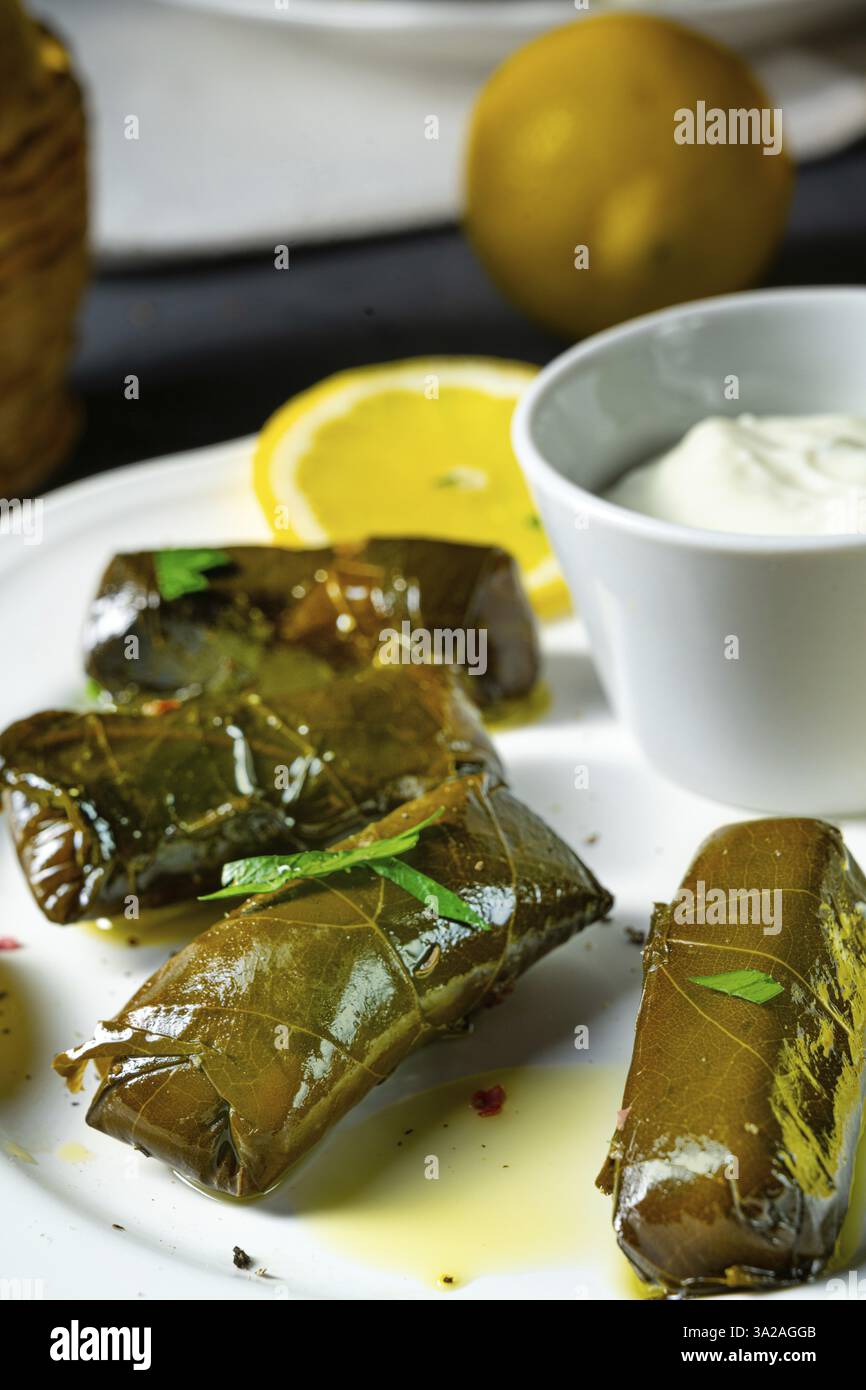 L'uva ripiena Dolmades lascia la via greca Foto Stock