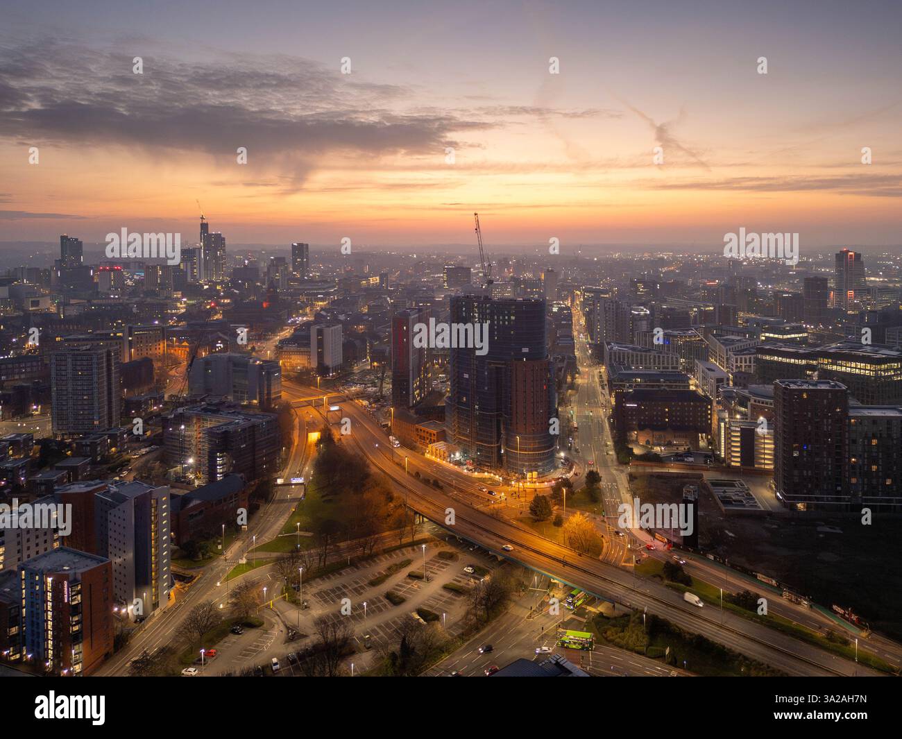 Una splendida vista aerea del centro di Leeds catturata all'alba, che mostra paesaggi urbani, strade illuminate, crescita della città, edifici iconici, e ong Foto Stock