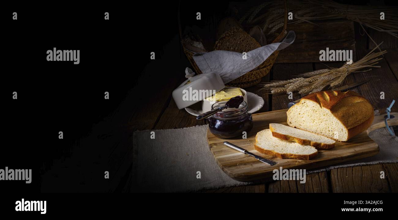 Pane bianco con burro e deliziosa marmellata Foto Stock