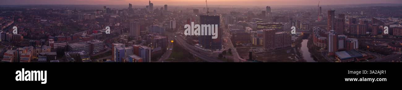 Splendida vista panoramica della città di Leeds durante l'alba, evidenziando lo sviluppo architettonico, lo stile di vita urbano e le atmosfere panoramiche. Foto Stock