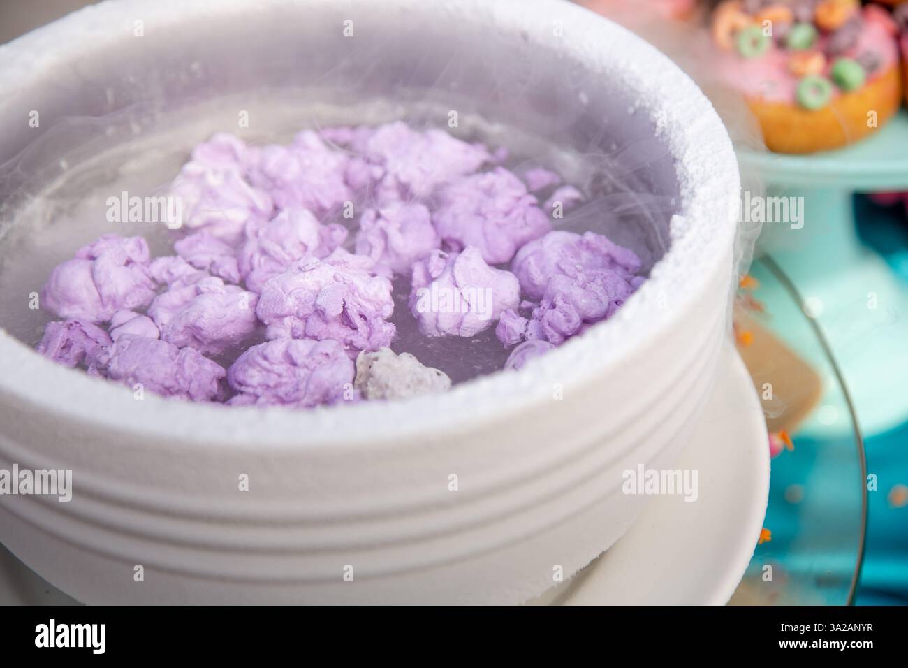 Una vista delle palle di marshmallow viola in azoto liquido. Foto Stock