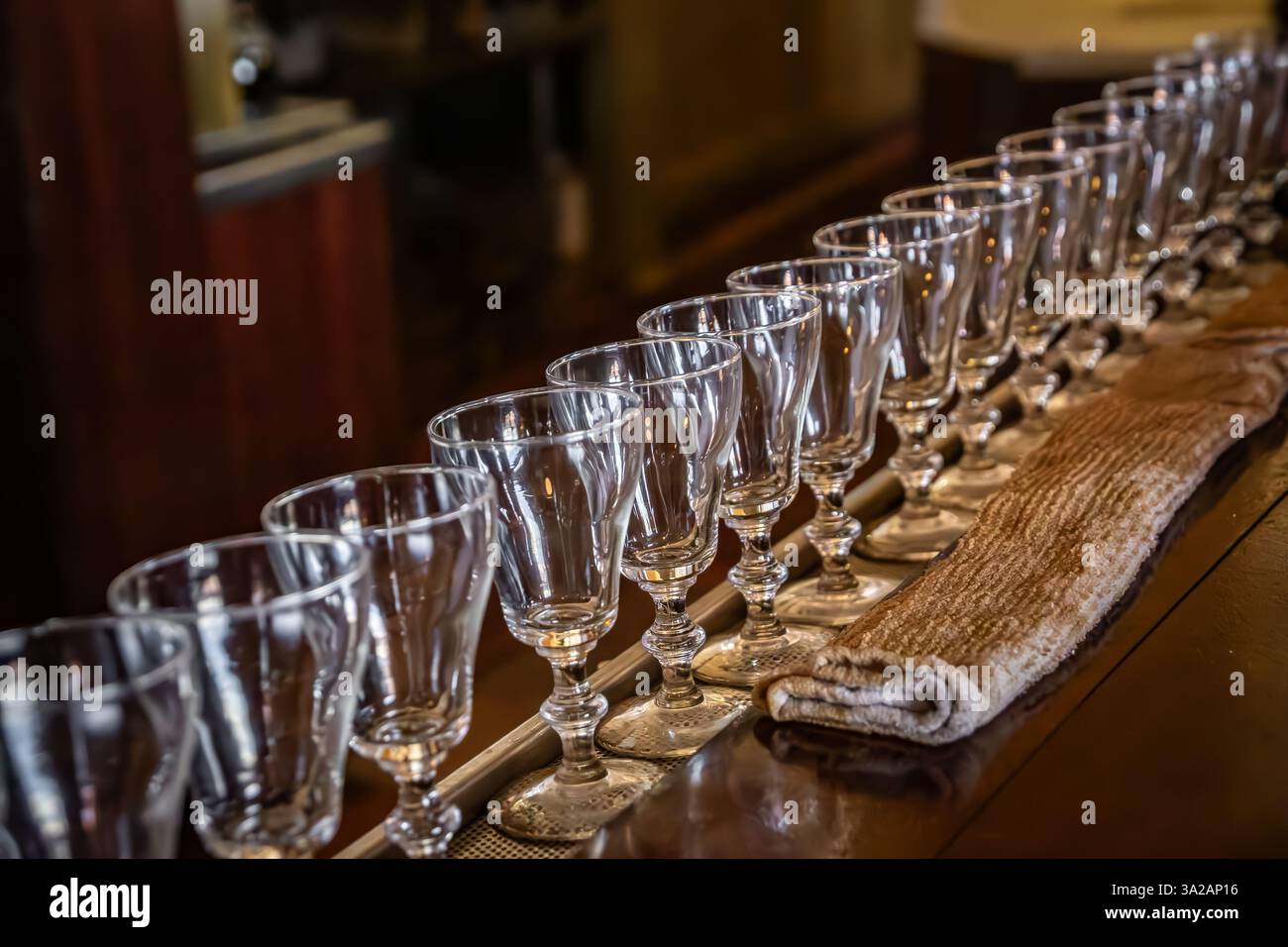 San Francisco, USA - 25 marzo 2024: Bevande irlandesi al caffè preparate presso il famoso caffè Buena Vista vicino alla linea della funivia Powell Hyde, dove è stata inventata Foto Stock