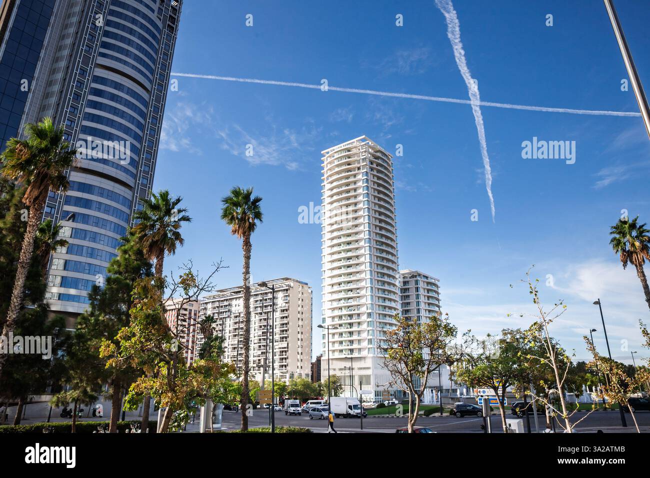 VALENCIA, SPAGNA - 13 OTTOBRE 2024: Moderni e alti edifici residenziali che si affacciano su Avenida de las Cortes Valencianas a Valencia, in cui si espone la contemporaneità Foto Stock