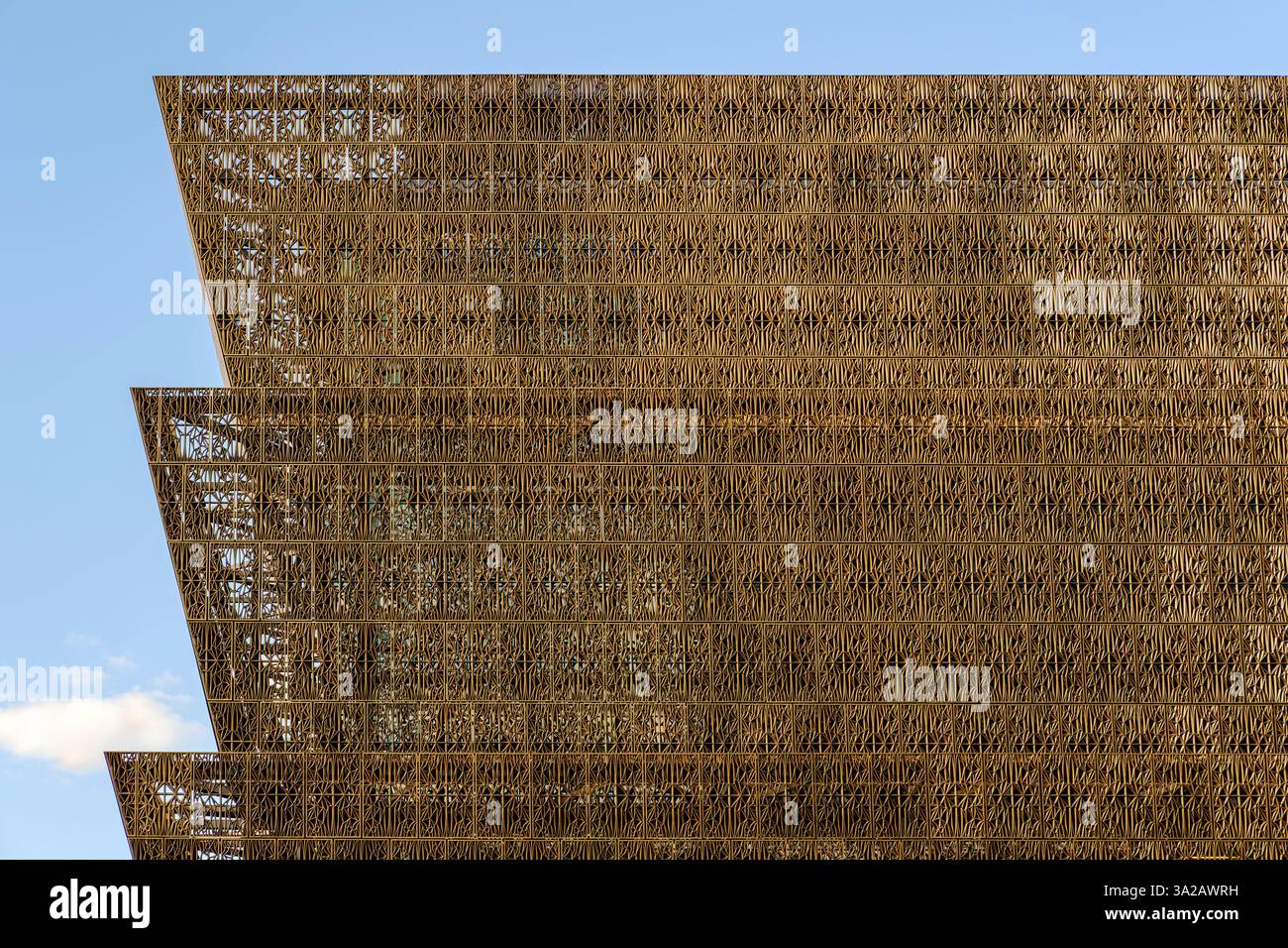 Dettaglio della facciata esterna dello Smithsonian National Museum of African American History and Culture (NMAAHC), Washington, D.C., USA. Foto Stock