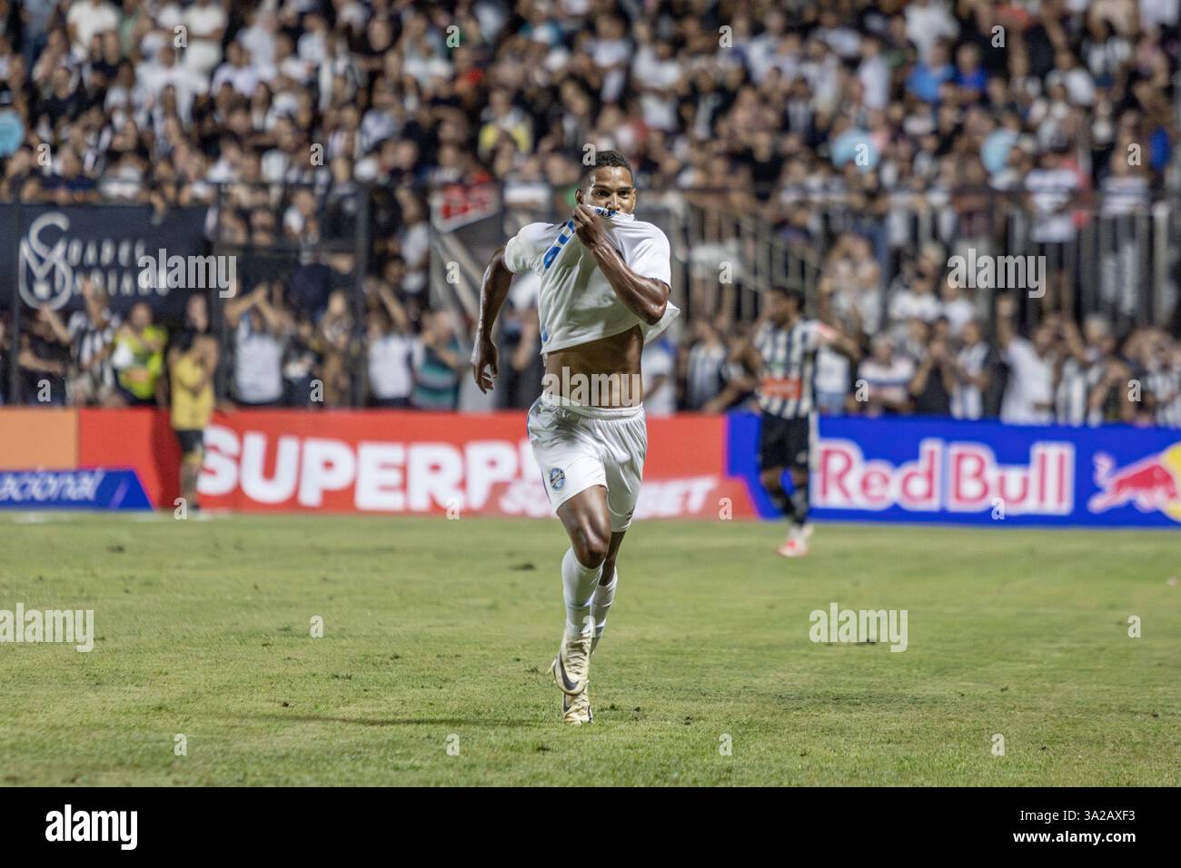 Sao Joao del Rei, Brasile. 12 marzo 2025. MG - SAO JOAO DEL REI - 03/12/2025 - COPPA DEL BRASILE 2025, CLUB ATLETICO x GREMIO - Joao Lucas giocatore di Gremio celebra il suo gol durante la partita contro il Club atletico allo stadio Joaquim Portogallo per il campionato di Coppa del Brasile 2025. Foto: Lucas Gabriel Cardoso/AGIF credito: AGIF/Alamy Live News Foto Stock