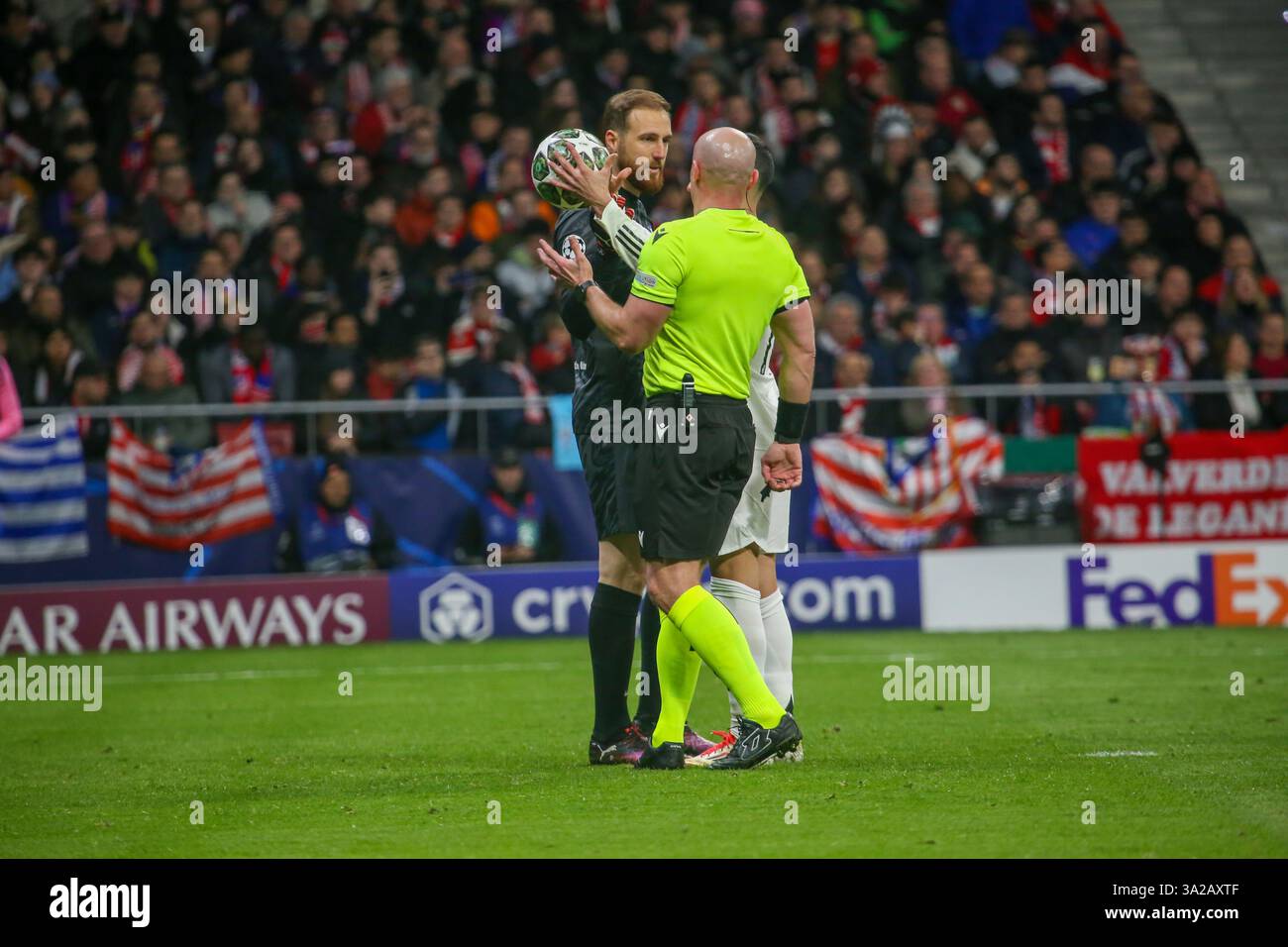 Madrid, Spagna, 12 marzo 2025: Il portiere dell'Atlético de Madrid Jan Oblak (13, L) parla con l'arbitro durante la partita di andata e ritorno del 16° turno di UEFA Champions League 2024-25 tra l'Atlético de Madrid e il Real Madrid il 12 marzo 2025 allo stadio Riyadh Air Metropolitano di Madrid, Spagna. Crediti: Alberto Brevers / Alamy Live News. Foto Stock