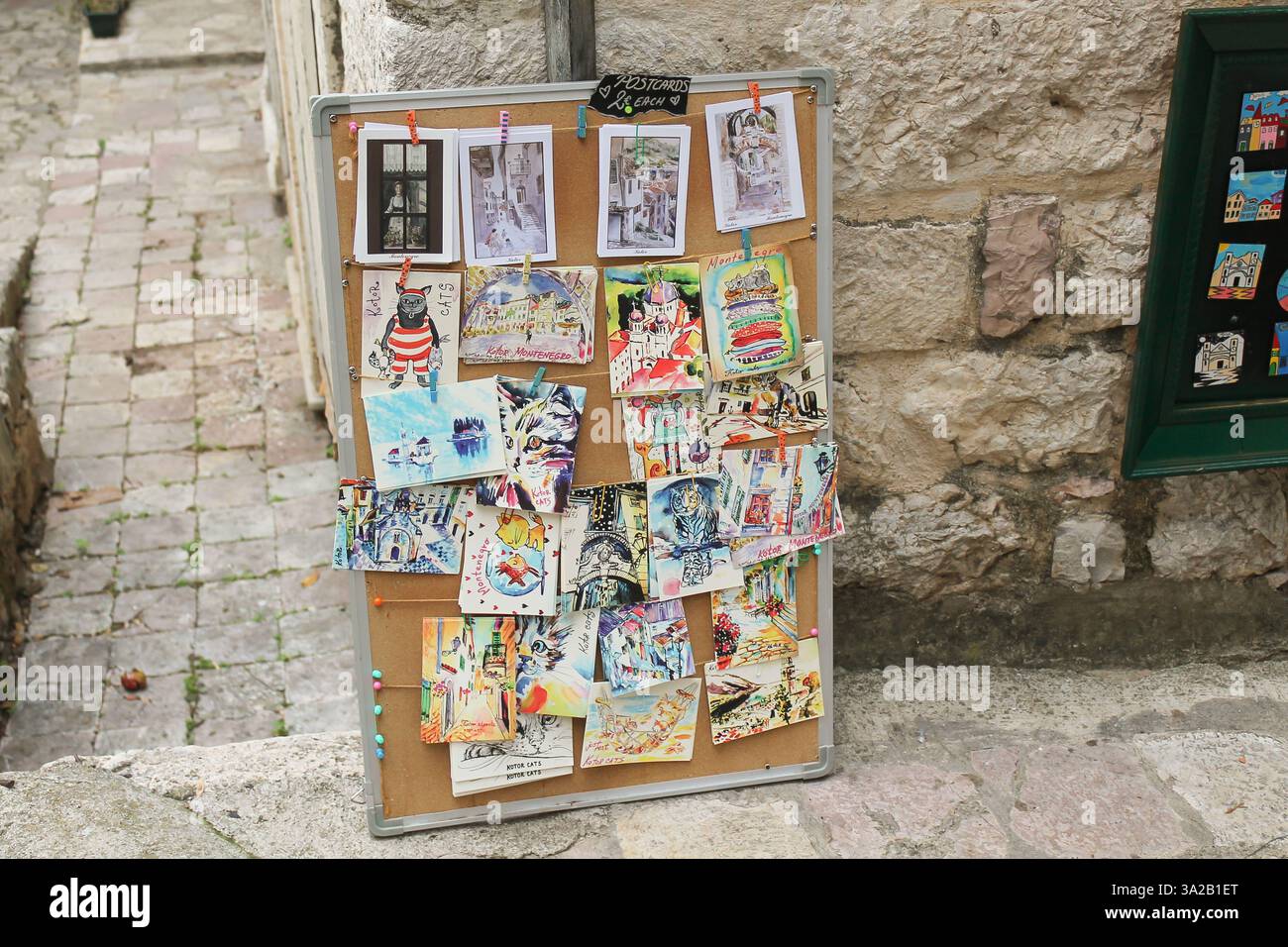Stand per cartoline di gatto a Cattaro, Montenegro, la città dei gatti Foto Stock