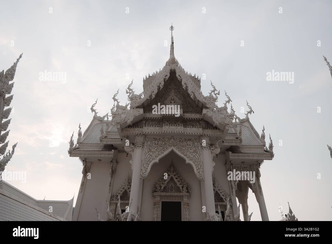 Venite a scoprire la meraviglia architettonica mozzafiato che è lo stupefacente Tempio bianco Ethereal Foto Stock