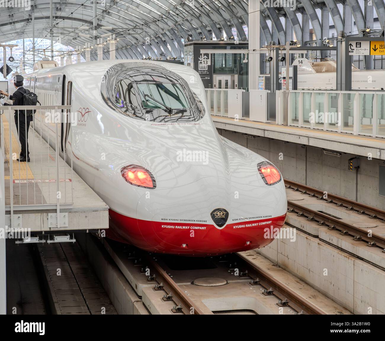 Un treno Nishi Kyushu Shinkansen serie N700S-8000 alla stazione di Nagasaki in Giappone. Foto Stock
