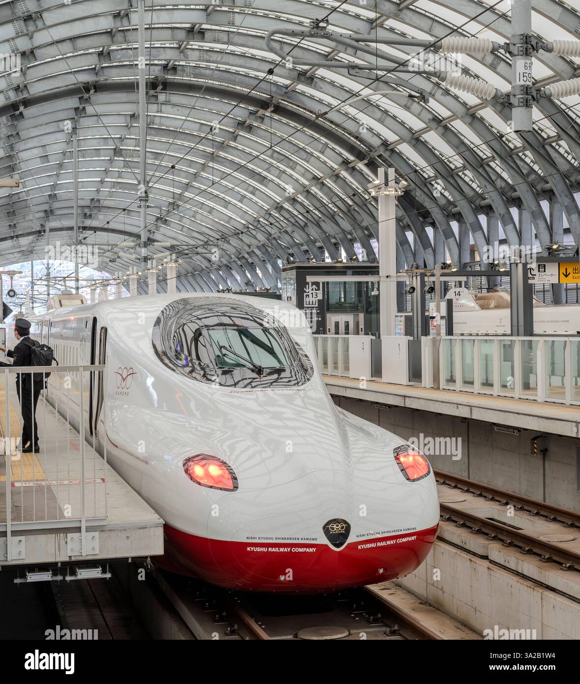Un treno Nishi Kyushu Shinkansen serie N700S-8000 alla stazione di Nagasaki in Giappone. Foto Stock